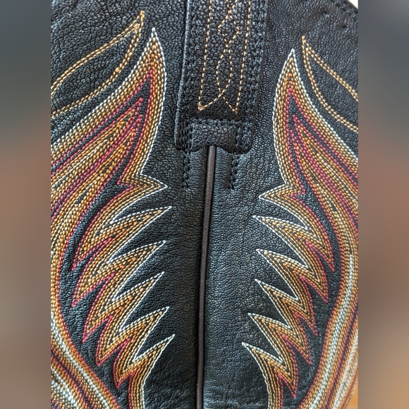 SOLD Ariat International Cowboy Boots, Leather, Gorgeous Stitching, Size 9EE - Picture 4 of 12